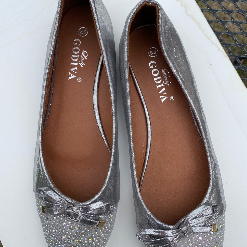 NEW Lady Govida 8.5 silver flats with bow